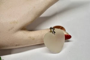 COLGANTE CORAZÓN CRISTAL BLANCO ESMERILADO VINTAGE 27mm PACA PLATEADA - Imagen 1 de 3