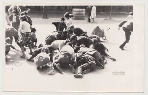 Jungen und Mädchen im rasenden Haufen temperamentvoller Spielplatz Wettbewerb entfaltet Schnappschuss - Bild 1 von 7