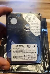 Disco rigido portatile vintage Hitachi DK23AA-60 6,01 GB IDE 2,5" HHD 170087-001 - Foto 1 di 4
