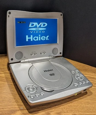 Reproductor de DVD portátil con pantalla LCD de 7" Haier con BONO: dos películas en DVD para niños Foto 1 de 4