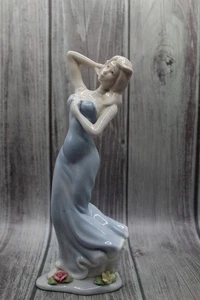 Vintage Keramik Porzellan Figur der Dame im blauen Kleid posiert 8" T - Bild 1 von 5