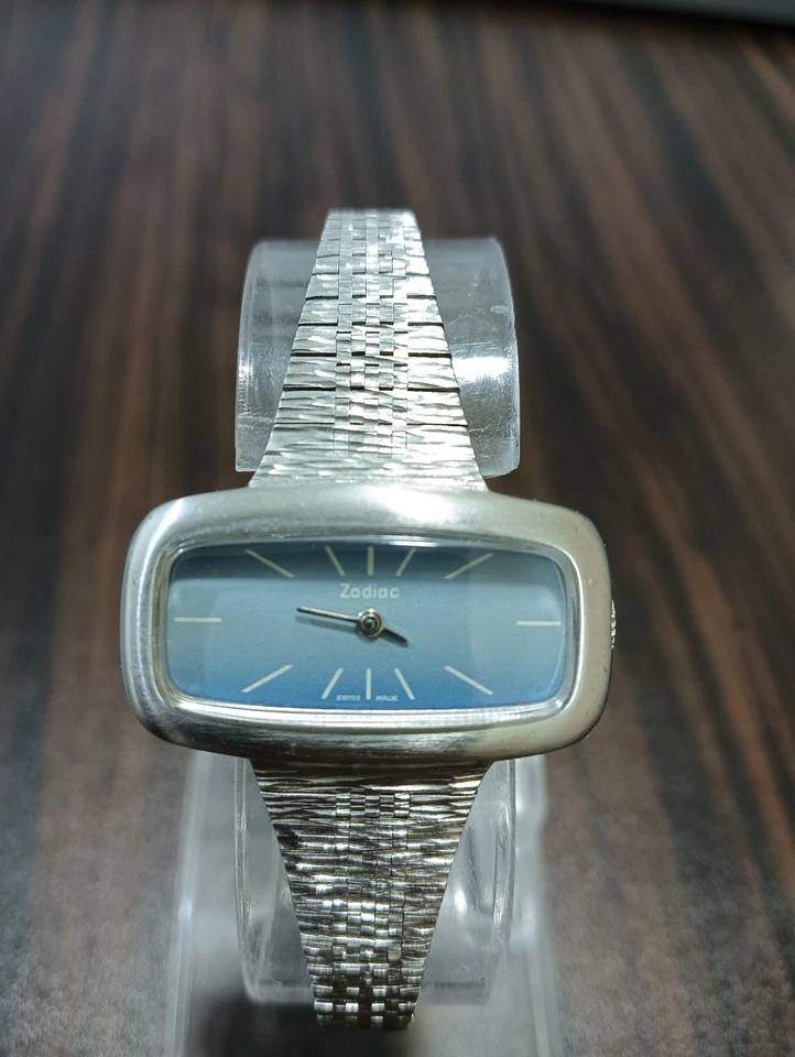 Reloj Zodiac vintage para dama nuevo de colección hecho en Suiza esfera azul caja plateada años 70 raro Foto 1 de 4