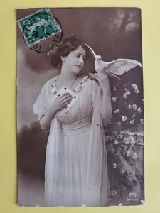 Jolie CPA Mat JEUNE FEMME Écrite en 1913 par Rosa DOL à Mme AYMAR de HYERES - Imagen 1 de 1