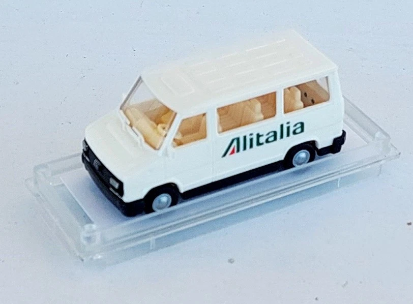 Praline 1:87 - #83219 - Fiat Ducato ALITALIA - Immagine 1 di 2