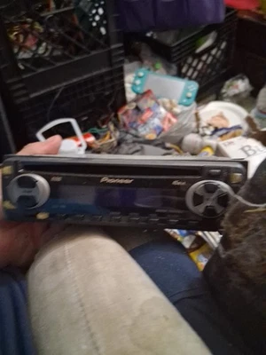 Pioneer Car Stereo AM/FM/CD Player DEH1400 With Removable Face Plate Parts Or Re - Image 1 of 4