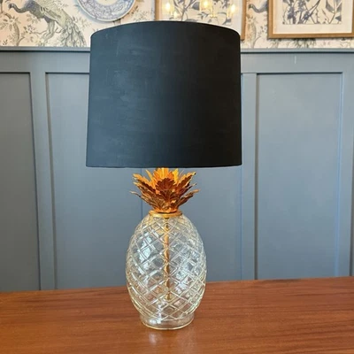 "Lámpara de mesa con acento de piña • 20,5"" de alto • interior dorado pantalla negra • base de vidrio" Foto 1 de 4