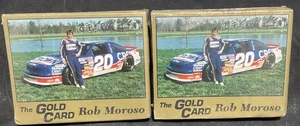 Lotto di 2 The Gold Card Rob Moroso Rising Star Nascar Fatory sigillate Stk#11@209 - Foto 1 di 4