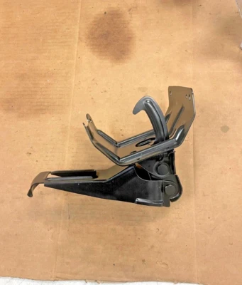 Chevrolet Camaro 1967 montaje de pestillo de capó Foto 1 de 4