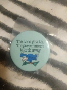 THE LORD GIVETH, THE GOVERNMENT TAKETH AWAY Button Pin Größe Medium Large VINTAGE - Bild 1 von 1