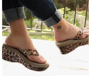 Volatile Leopard Print Wedge Flip Flop Gold Taupe Sz 9 - Picture 1 of 9