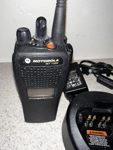 Motorola MT 1500 UHF 450-520 MHz Przenośne radio, 48 kanałów, H67SDD9PW5BN - Zdjęcie 1 z 8