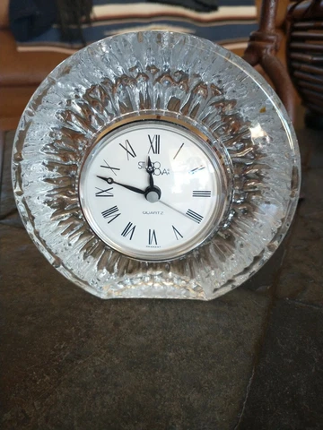 Glass Clock Keeps perfect time includes extra battery Cover