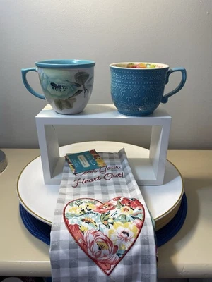 Набор из 2 кружек с цветочным/бирюзовым узором и полотенец для посуды «Sweet Romance» Pioneer Woman - Изображение 1 из 4