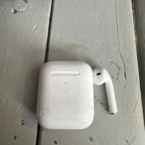 Read Apple AirPods 2nd Geneneration A1938 Wireless Charging Case Right Bud - Picture 1 of 13