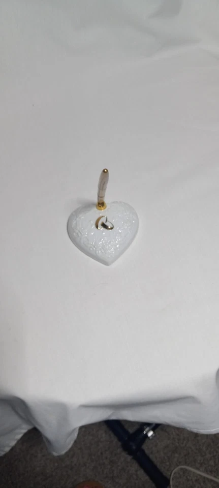 Bolígrafo y soporte para invitados de boda porcelana blanca con bolígrafo dorado y anillos de boda Foto 1 de 4