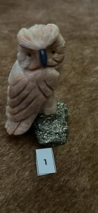 Handgeschnitzte Edelstein Eule auf Pryit Sockel - Bild 1 von 3