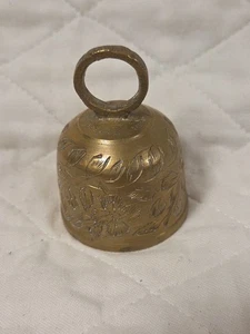 Campana colgante de latón macizo vintage de 2,5" de alto hecha en la India - Imagen 1 de 8