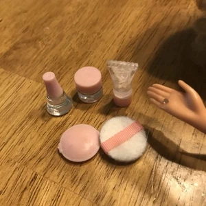 Piccola Barbie bambola cosmetici barattoli tubo polveriera per casa delle bambole, diorami - Foto 1 di 2