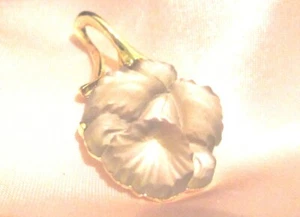 Vintage lila Glas Blume Anhänger vergoldet Fassung 1" Durchmesser/0,5oz  - Bild 1 von 8