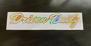 Angetrieben Täglich Gold Hologramm Neo Chrom Eigener Auto Lustig Neuheit Sticker - Picture 1 of 7
