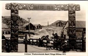 NEW ZEALAND - ENTRANCE WHAKAREWAREWA MOARI VILLAGE ROTORIA - REAL PHOTO POSTCARD - Picture 1 of 2