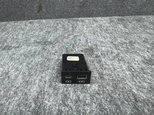 TOYOTA TUNDRA 22-25 USB TIPO C UNIDAD DE CARGA CONSOLA CENTRAL DELANTERA 85532-08050 OEM - Imagen 1 de 3