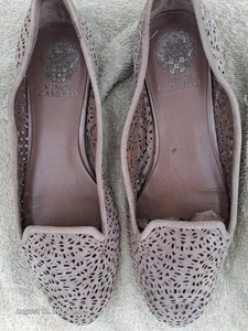 Mocasines planos Vince Camuto "Lanta" (8 m de gamuza tostada ~ detalles de corte láser - Imagen 1 de 6