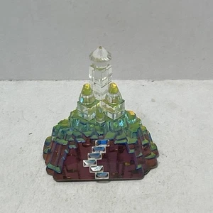 Castillo en miniatura de cristal vintage sobre una montaña reflectante - Imagen 1 de 6