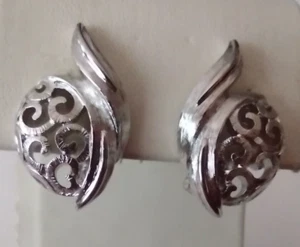 MONET Vintage Open Swirl Clip Earrings - Picture 1 of 4