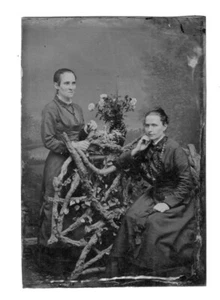 um 1880 zwei Damen Volkskunst Baum Ast Möbel Vase Blumen 1/6 Teller Farbart - Bild 1 von 4