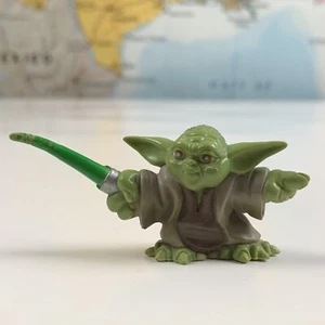 "Figura Hasbro Star Wars Galactic Heroes YODA con una mano en sable de luz 1""" - Imagen 1 de 6