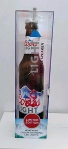 Coors Bottiglia Luce con Altoparlante Bluetooth Integrato Luci Multicolore, Nuova con Scatola, Leggi - Foto 1 di 7