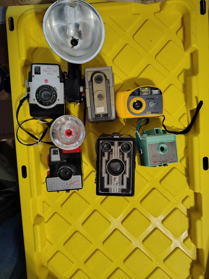 COLEÇÃO DE CÂMERAS vintage antiga com acessórios. Não testado - Imagem 1 de 4