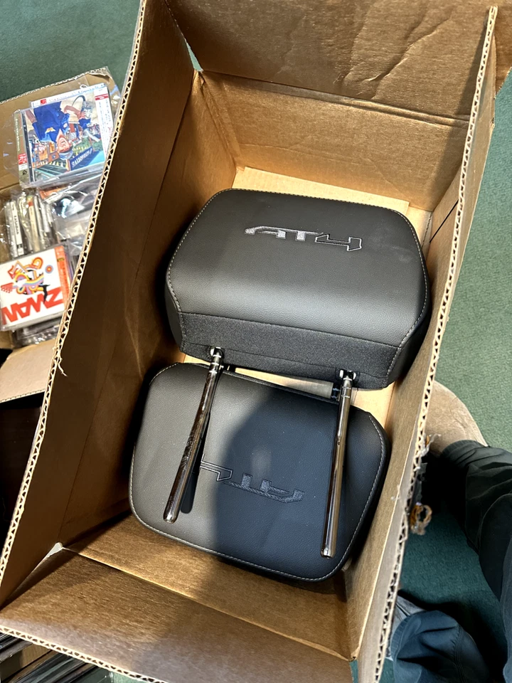 22 GMC SIERRA 1500 AT4 HEADREST SET   BLACK LEATHER - Image 1 of 1