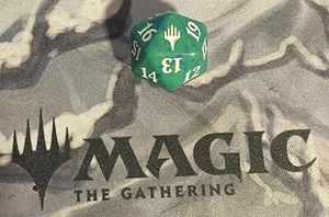 Magic the Gathering d20 SPINDOWN Grün 1x MtG Planeswalker Symbol - Bild 1 von 2