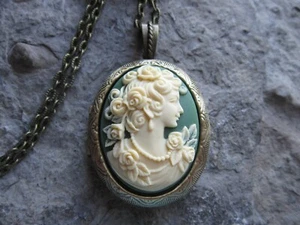 Medaglione bronzo cammeo ritratto donna vittoriana - crema su verde oliva - look antico - Foto 1 di 4