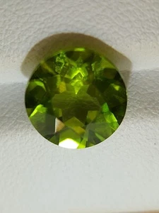Untreated peridot gemstone - faceted natural Chrysolite 4.90 CTS - Picture 1 of 10