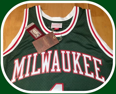 OSCAR ROBERTSON MITCHELL & NESS MILWAUKEE BUCKS SWINGMAN JERSEY XL XXL OR XXXL - Image 1 of 4