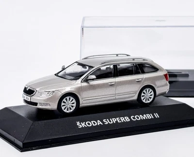 Skoda Superb II Combi (2009) plateado metálico + caja de plexiglás DeA 1:43 - Imagen 1 de 4