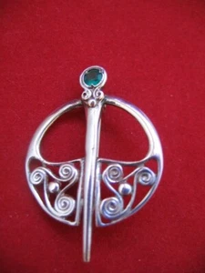BROOCH PIN JADE SILVER CIRCULAR DESIGN BEAUTIFUL1" wide Vintage - Picture 1 of 1