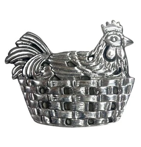 Trivet de metal en tono plateado Arte Giancarlo pollo en canasta - Imagen 1 de 6