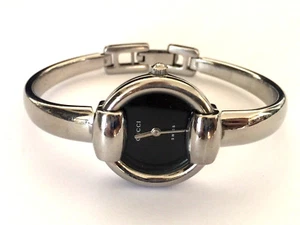 AUTHENTISCHE GUCCI 1400L 901 001 SCHWEIZER SCHWARZES ZIFFERBLATT DAMENUHR für Teile Reparatur - Bild 1 von 11