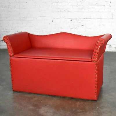 Sofá de banco de almacenamiento vintage de vinilo coralino imitación cuero forrado de cedro con cabezal de clavo Foto 1 de 4