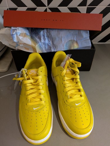 Scarpe da ginnastica uomo gialle Nike Air Force 1 nuove mai indossate taglia UK 7 5