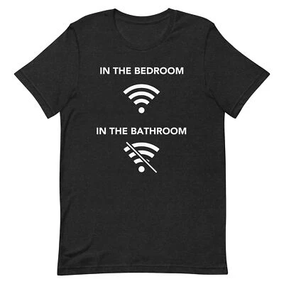 Conexión WiFi - Dormitorio vs Baño - Camiseta Gráfica Humor IT - Señal Inalámbrica Foto 1 de 4
