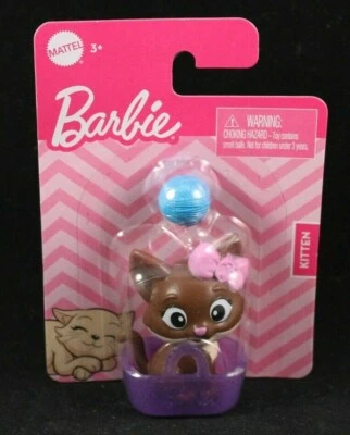 Barbie - Gatito mascota con lazo rosa - Cesta púrpura para mascotas y bola de hilo azul - Mattel Foto 1 de 4