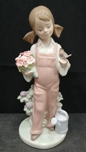 Figurina 1983 Lladro Spring Girl che tiene fiori e un uccellino #5217 - Foto 1 di 7
