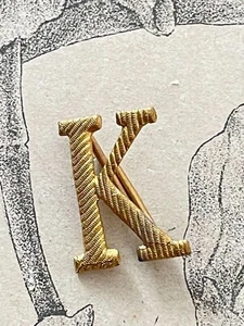 Joli Monogramme en métal doré Lettre K initiale, shabby Art nouveau 1,5 cm - Picture 1 of 2