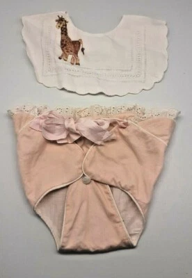 Babero ojal bebé vintage y funda pañal rosa  Foto 1 de 4