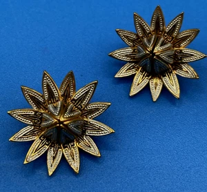 Vintage 1960s 1970s EARRINGS clip-on white goldtone Damascene style Flowers - Bild 1 von 7
